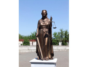 Пластиковая скульптура фемида